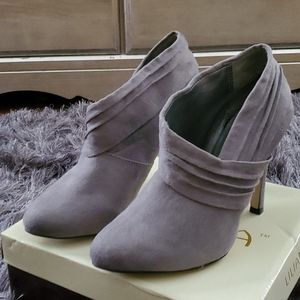 SIZE 6.5 GRAY LILIANA HEELS